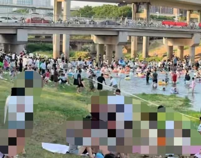 郑州「入河排污口」成免费戏水乐园。(视频截屏)