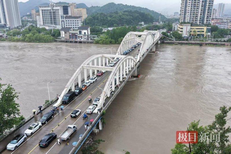 「巴威」带来降水导致楠溪江水位短时快速上升。(取材自极目新闻)