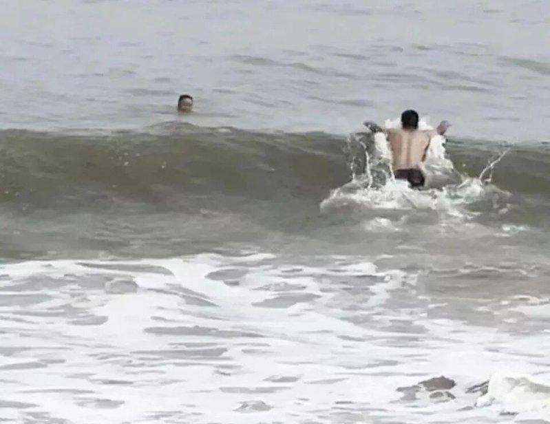 山东青岛一名58岁男子日前在海边游泳时,遭暗流卷离岸边50多米,3名正在附近露营...