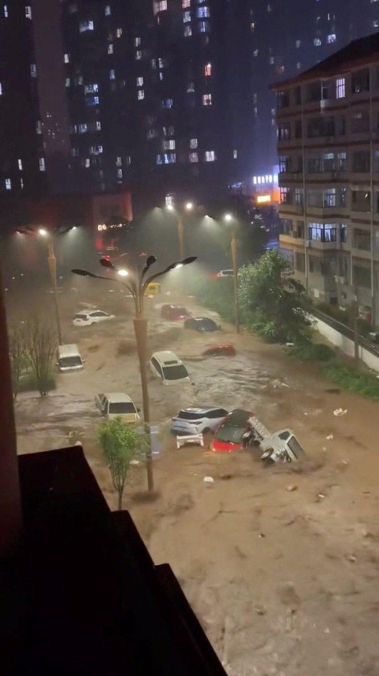 巴威台风雨弹轰华东、东北 沈阳大淹水 2天取消2900航班 河北承德宽城遭遇极端暴雨,街道成急流,多辆私家车被冲走。(路透)