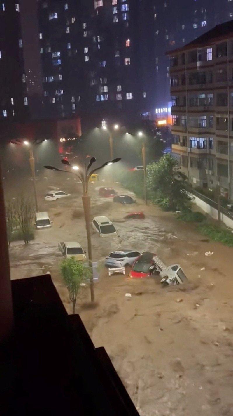 河北承德宽城遭遇极端暴雨,街道成急流,多辆私家车被冲走。(路透)
