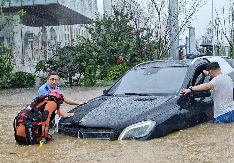辽宁省会沈阳遭遇「百年一遇」特大暴雨,城区多处路段严重水浸如泽国。图为沈阳民警及...