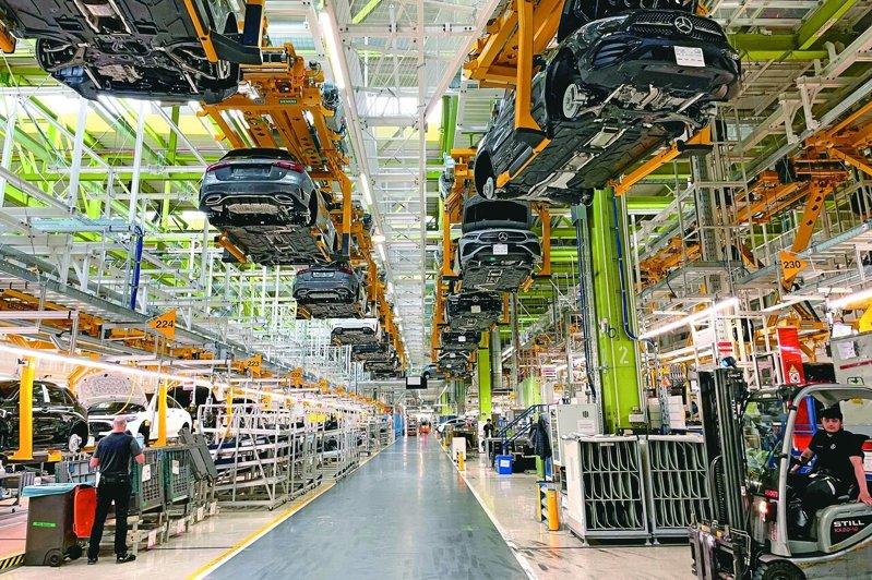 欧盟拟成立一种「团结工具」,以支持企业降低对中国关键供应的依赖。图为奔驰生产线。...
