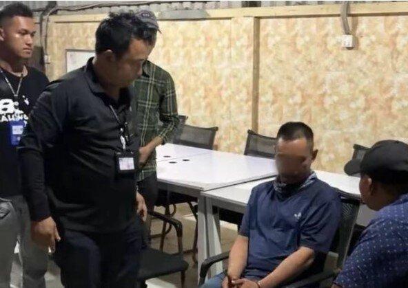 警方讯问嫌犯。(取材自柬中时报)