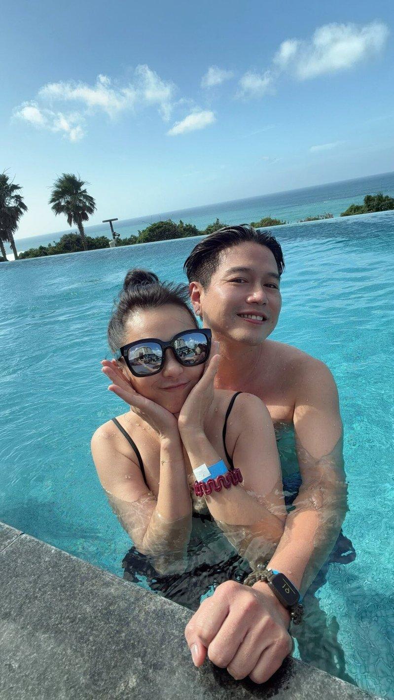 李易(后)和六月到济州岛度假,宛如热恋中情侣。(图/李易提供)