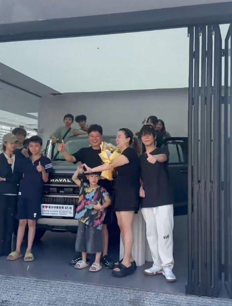 外甥们为舅舅买新车。(取材自扬子晚报)