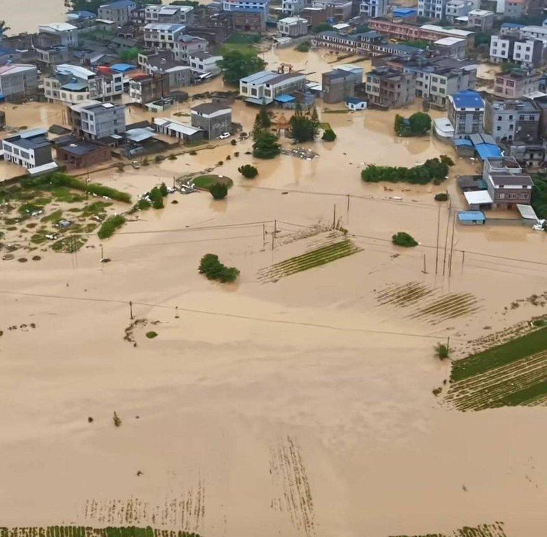 洪灾中的广西横州云表镇。(取材自封面新闻/当地居民供图)