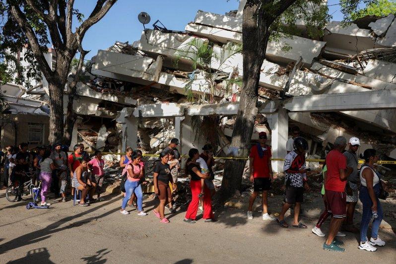 委内瑞拉近3周前强震,已造成超过4700死亡;图为当地居民14日排队领取由总部位...