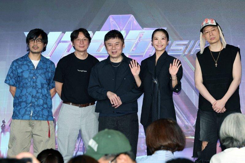 虚拟偶像选秀节目VPOP ASIA将于18日播出,监制刘思铭(中)、陈镇川(左二...