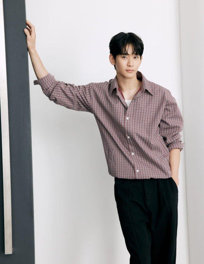 金秀贤前往菲律宾为代言的服饰品牌BENCH拍广告,内容包含宣传片及海报等。(取材...