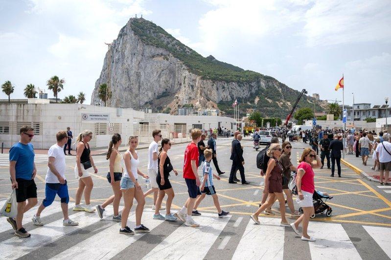 英国海外领土直布罗陀118年边境管制取消,从7月15日起与西班牙自由往来;图为西...