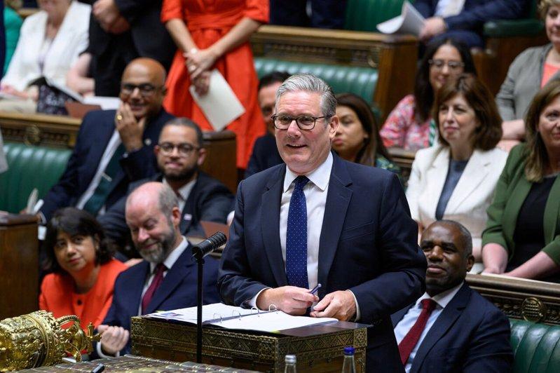 英国首相施凯尔上月宣布16岁以下儿童禁用社群媒体的禁令后,英国政府15日表示,将...