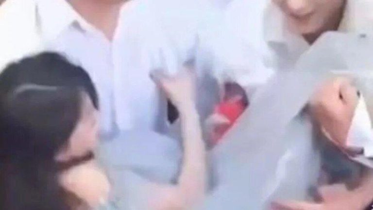 又见婚闹 河南20岁伴娘被「10男抛接重摔」腰椎爆裂 河南婚闹酿悲剧,20岁伴娘摔成伤残。图非新闻当事人。(取材自微博)
