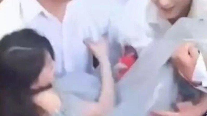 河南婚闹酿悲剧,20岁伴娘摔成伤残。图非新闻当事人。(取材自微博)