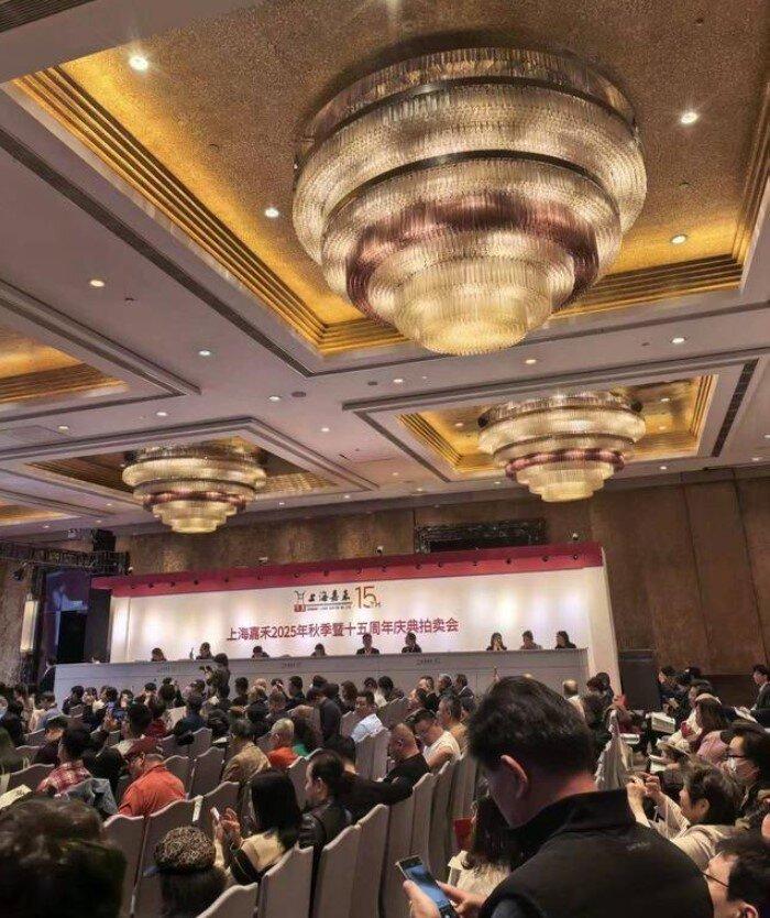 买家遭遇的「卖拐式拍卖」会场。(取材自封面新闻)