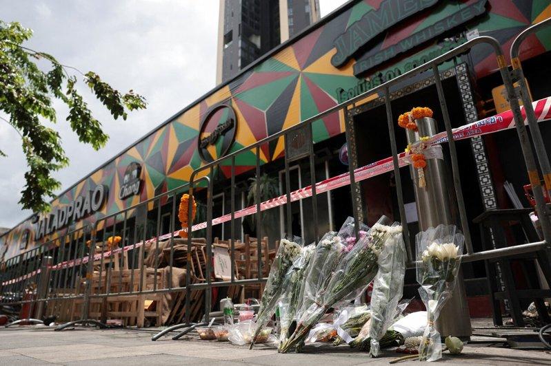 曼谷啤酒餐厅12日深夜爆发大火,已造成33人死亡,逾70人受伤。图为民众在事发现...