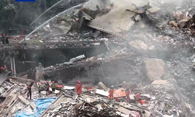 重庆「山体坍塌」压垮多栋住宅 伤亡情况未明 重庆彭水山体坍塌现场,至中午已救援出8人。(取材自央视新闻)
