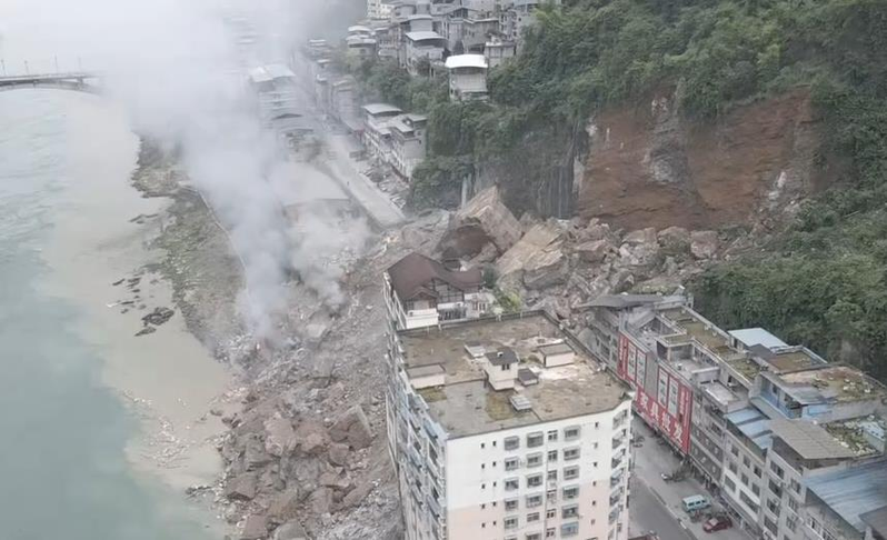 重庆彭水山体坍塌现场,多栋住宅被压垮。(取材自央视新闻)