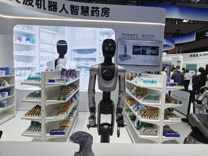 蚂蚁集团的「蚂蚁灵波机器人药房」。(记者林宸谊/摄影)
