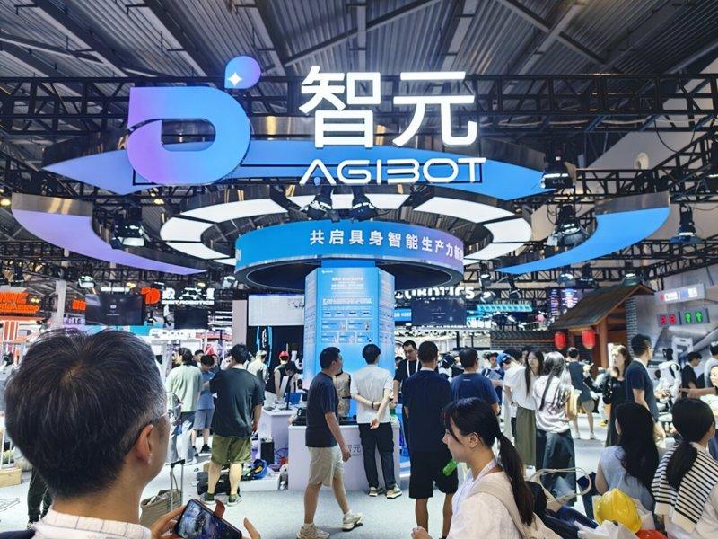 智元展出「远征A3 Ultra」,有174公分高的身形,标配高端灵巧手,可化身2...