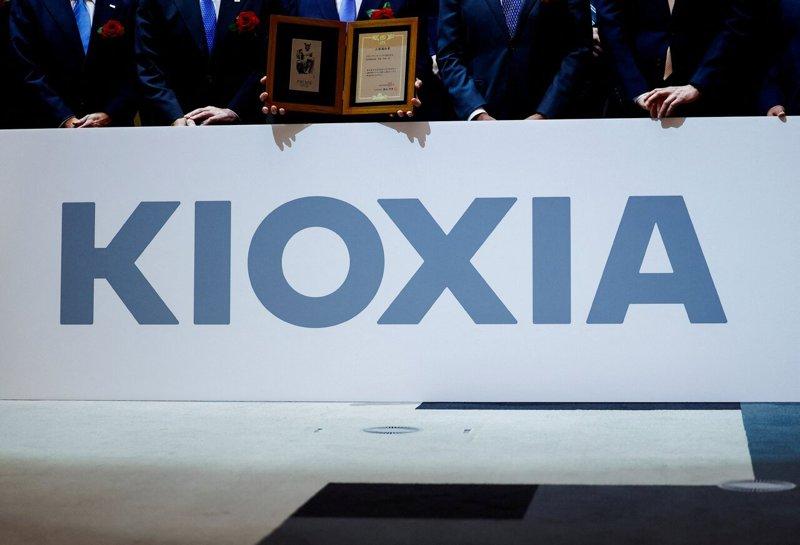 日本记忆芯片制造厂商铠侠(Kioxia)总市值在一个月内从前波顶峰腰斩。(路透)
