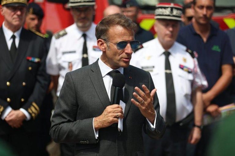 法国多地祝融肆虐 马克宏矢言对纵火零容忍 法国总统马克宏(Emmanuel Macron)16日在枫丹白露(Fontain...