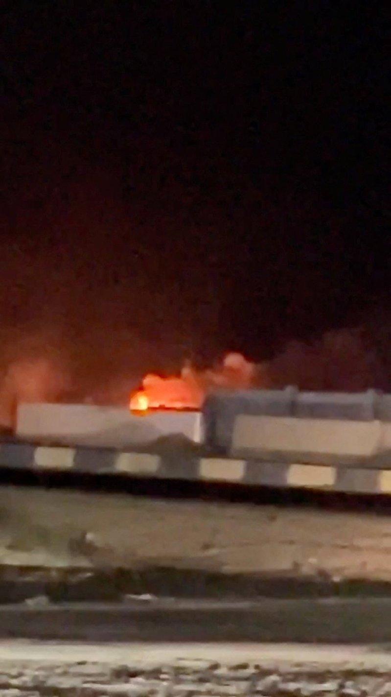 在伊朗媒体报导发生爆炸后,查巴哈升起浓烟与火舌;画面来自社群媒体影片。(路透)