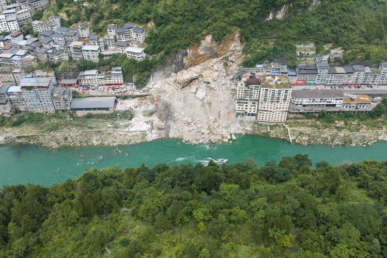 7月17日上午9时许,重庆市彭水苗族土家族自治县汉葭街道乌江沿岸发生山体崩塌,多...