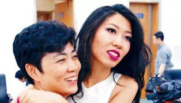 曲婉婷和母亲张明杰。(取材自微博)