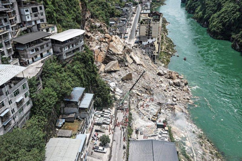 重庆市彭水县汉葭街道乌江三桥附近17日山体垮塌,多处住宅被埋,有人员被困。(新华...
