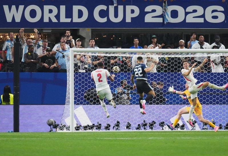 中国球迷花了六、七万人民币,来美国看世界杯。图为日前半决赛中,阿根廷队2:1战胜...