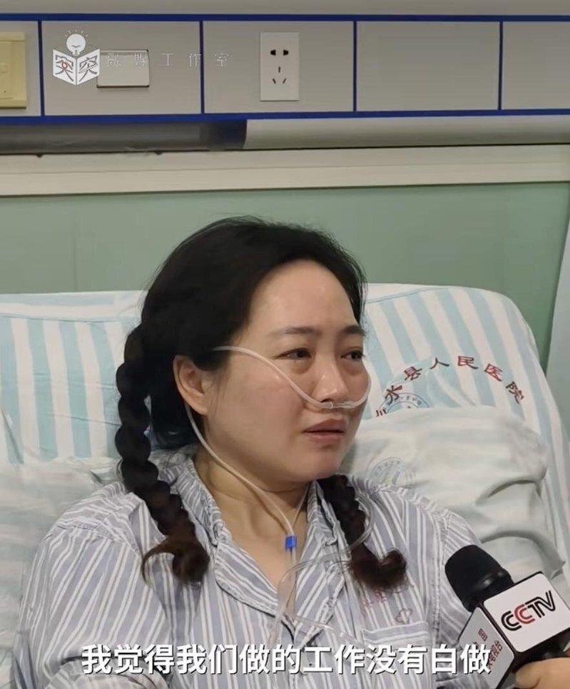 彭迪在医院回忆在落石中疏散民众的过程。(视频截屏)