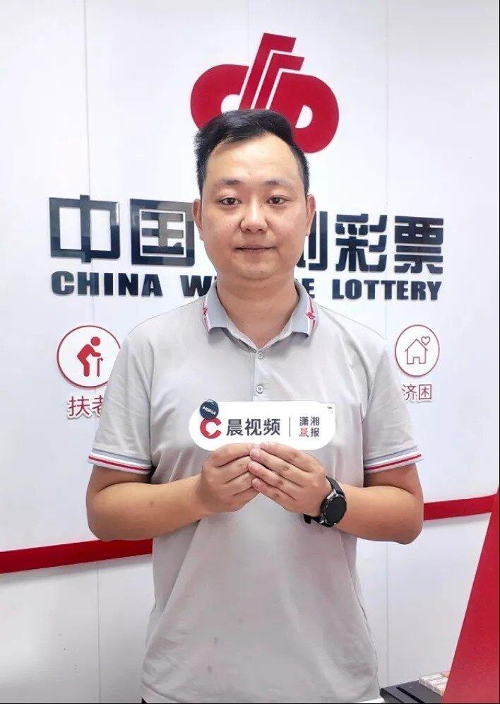 卢强接受记者采访。(取材自潇湘晨报)