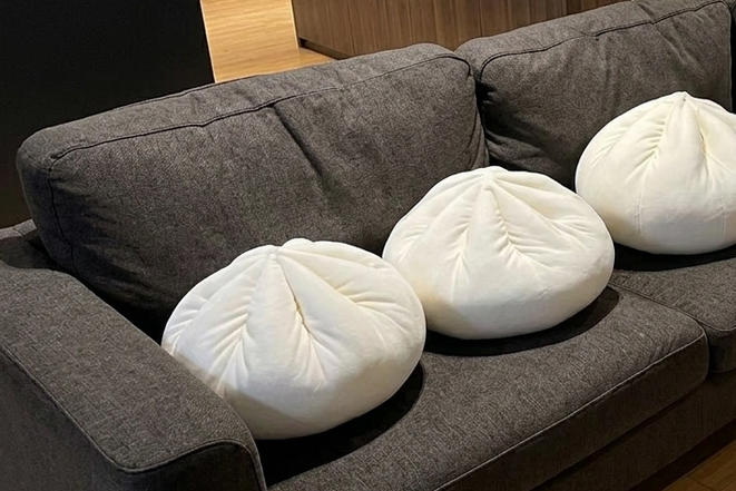 日本网友分享宜得利肉包造型靠垫历经三年的使用变化,原先圆润的抱枕因长时间重压而演...