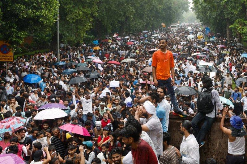 印度蟑螂人民党的支持者20日聚集在议会大厦前游行,要求教育部长因考试试卷泄露事件...