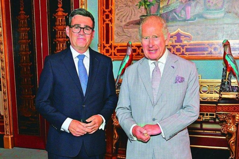 柏能接英相 首先和川普、泽伦斯基通话 推内政10年计划 英国工党党魁柏能(左)20日赴白金汉宫晋见英国国王查理三世。英王邀柏能组阁,他答...
