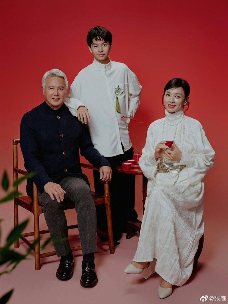 林瑞阳(左起)、儿子林秉翰、张庭。(取材自微博)