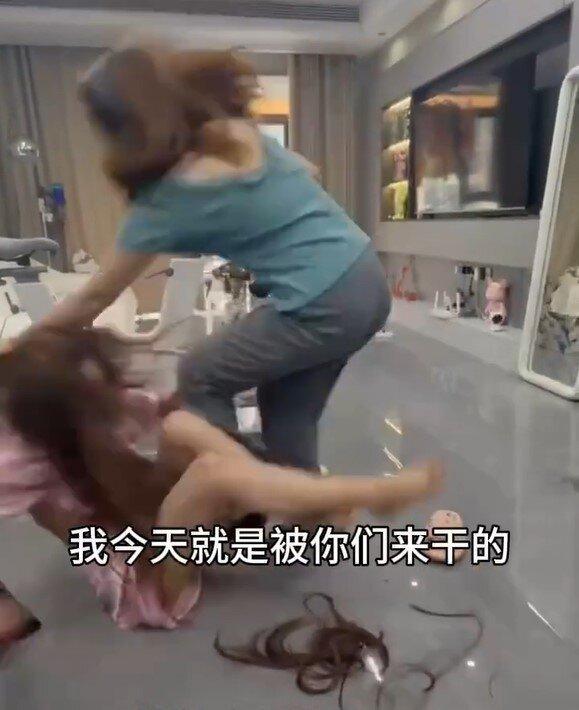 被施暴的女子,头发被剪掉满地。(视频截屏)