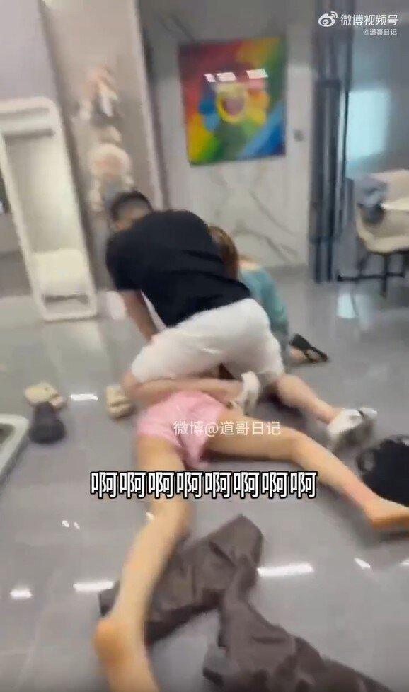 受害女子被压制在地。(视频截屏)