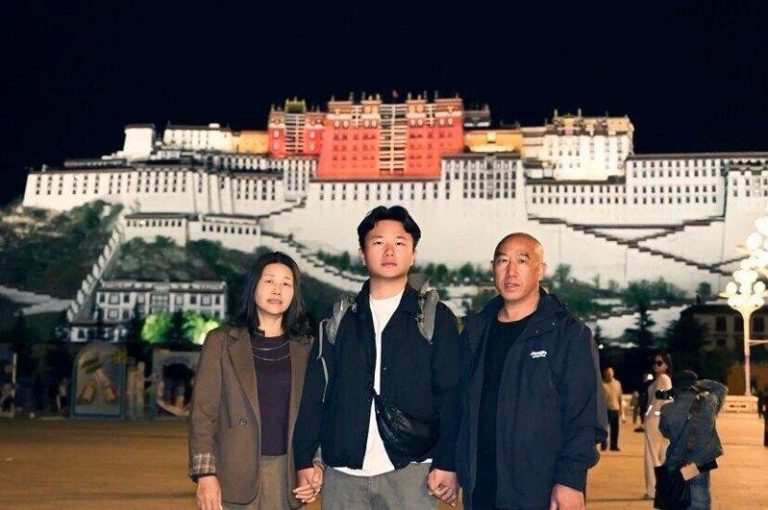 广东小伙带父母圆梦 花2.5万打车去西藏 7天开3475公里 罗杰和父母在布达拉宫合照。(取材自广州日报)