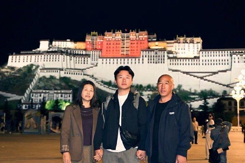 罗杰和父母在布达拉宫合照。(取材自广州日报)