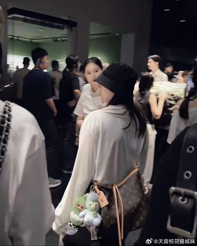 全红婵的穿搭引来两派网友论战。(取材自微博)