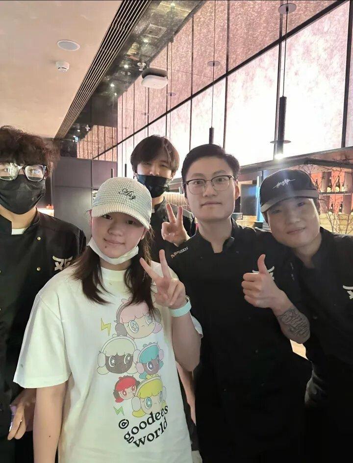 全红婵在成都吃烤肉,对餐厅顾客合照要求来者不拒。(取材自微博)
