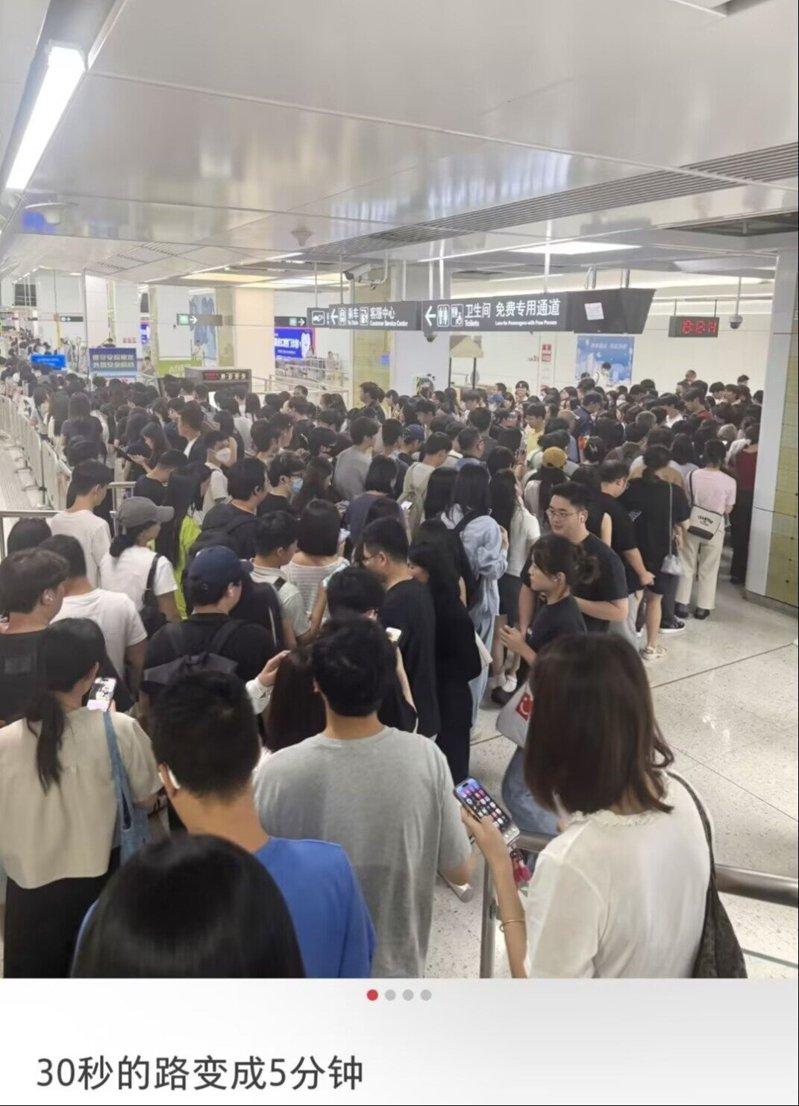 深圳地铁安检措施升级,乘客得花费更多时间排队等候安检(取材自微博)