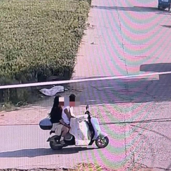 监视器拍下一男一女从田间偷走「锄头」的画面。(视频截屏)