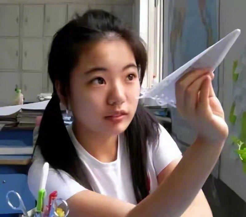 蒋方舟自幼便展现写作天赋,7岁开始创作,9岁便出版了个人作品。(取材自微博)