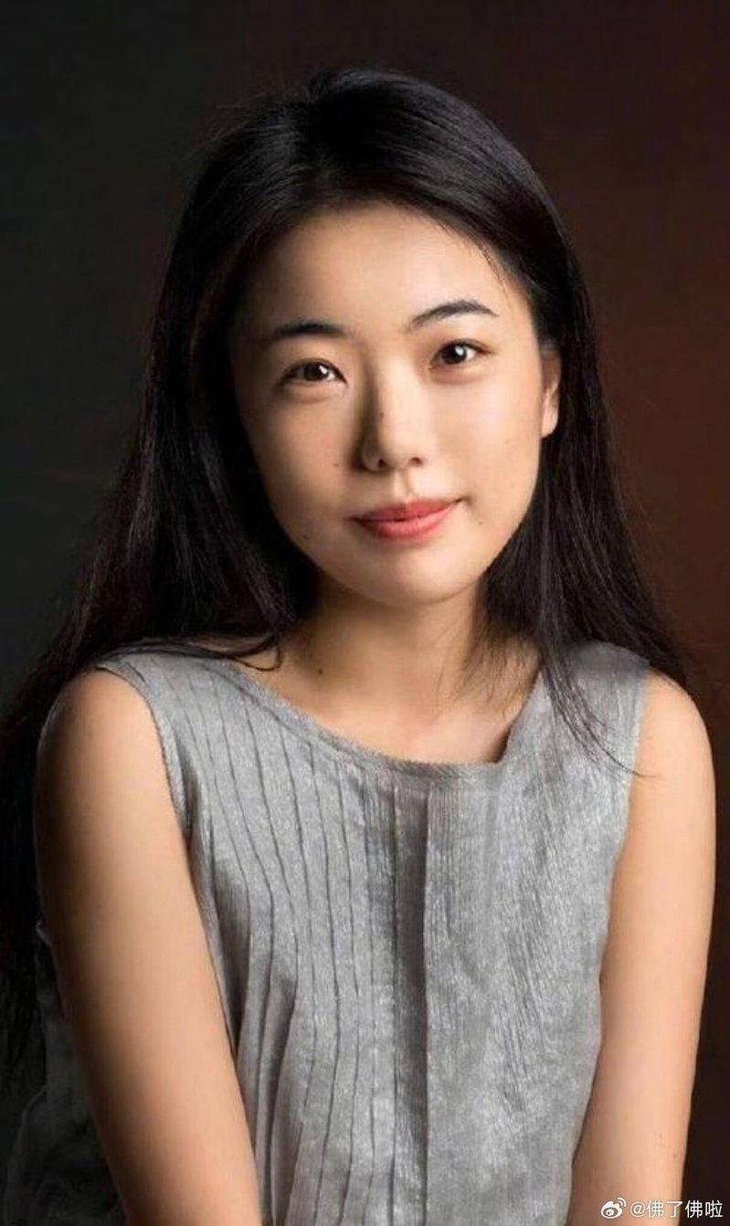 蒋方舟被撤销硕士学位,令其「天才少女」光环蒙尘。(取材自微博)