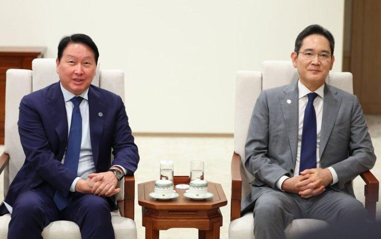三星电子会长李在镕（右）与SK集团会长崔泰源（左）等南韩企业领袖传出本周五在美与...