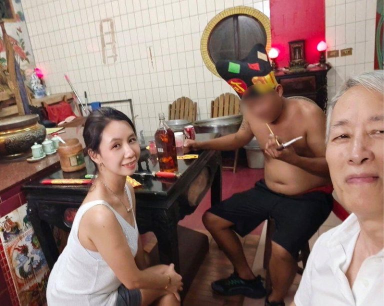 PO乩身合照遭酸迷信、老年痴呆 姜厚任呛:非我族类 姜厚任(右)见乩身遭质疑迷信及老年痴呆。(取材自脸书)