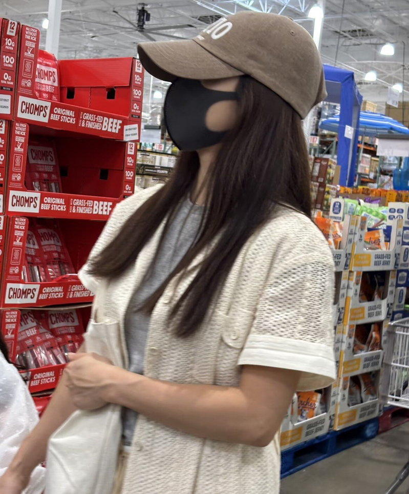 金泰希戴着帽子、口罩陪着小女儿挑选商品。图／摘自IG